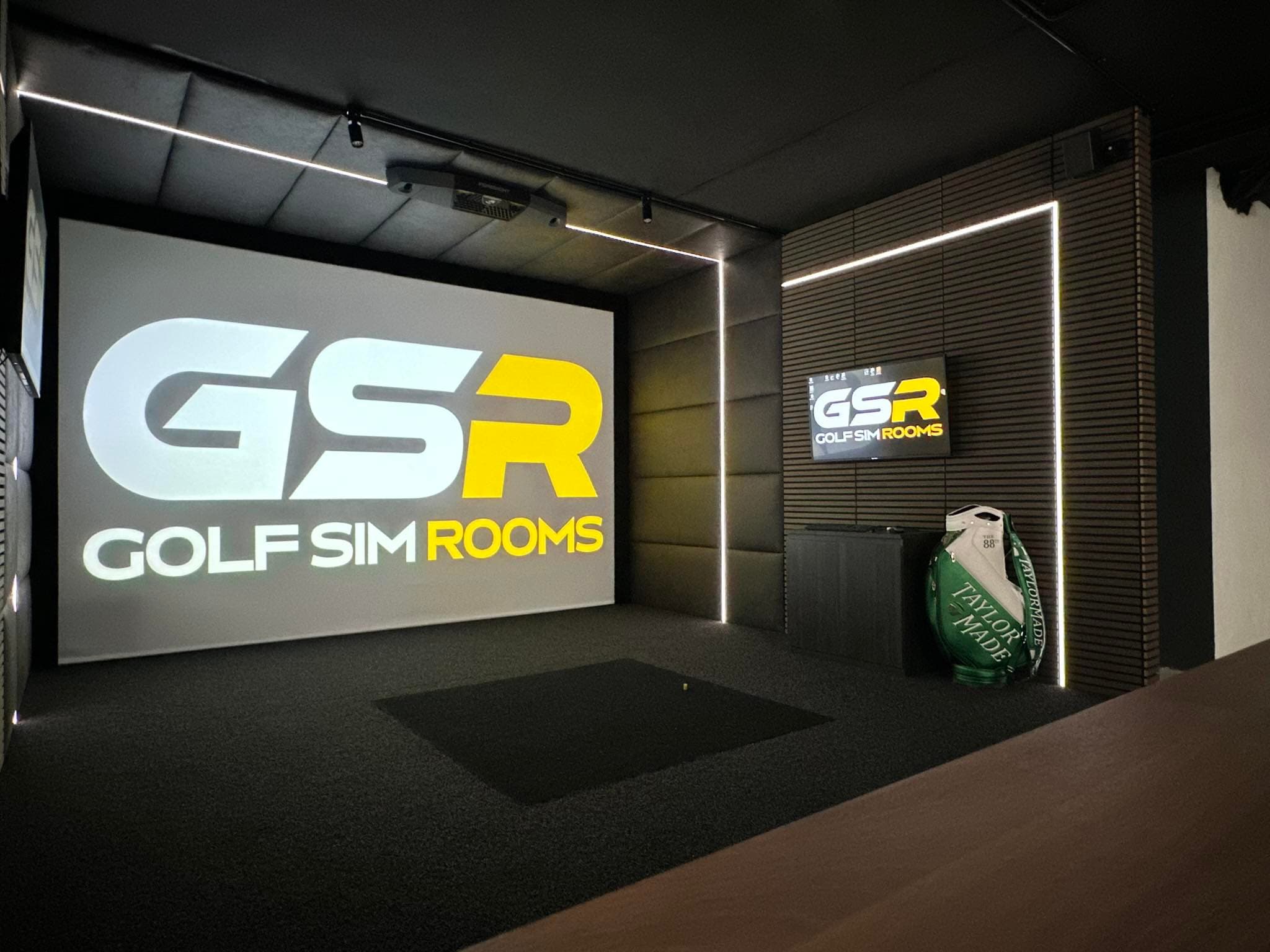 Simulator screen with the GSR logo, LED strip edging and a GSR sign on the slatted side wall